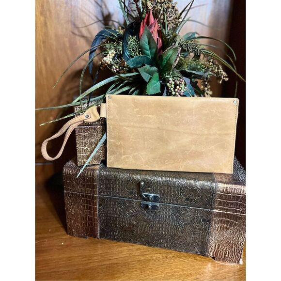 Carry 117 Tan Alem Clutch Leather Wristlet NWOT - Picture 2 of 5